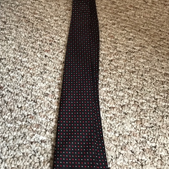Black, white and red men’s necktie - Picture 3 of 3